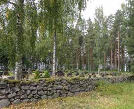 1760-luvulla määrättiin, että kirkkomaa on ympäröitävä nimenomaan kivestä muuratulla aidalla. Kivet aitaa varten saatiin yleensä hautoja kaivaessa.