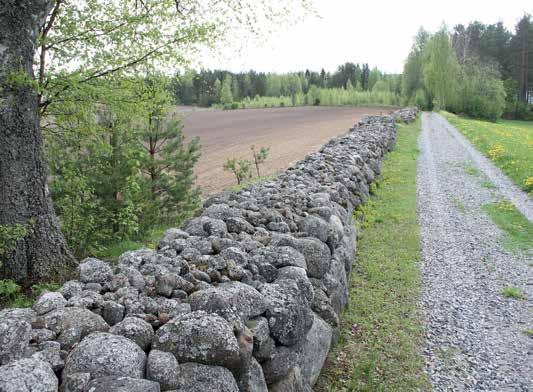 Rautateiden kiviaidat muurattiin kylmämuurina luonnonkivistä. 1900-luvun puolella ei tiettävästi enää rakennettu kipinäaitoja ratojen varsille. Tienvarren hyvin hoidettua kiviaitaa Juvan Summalassa.