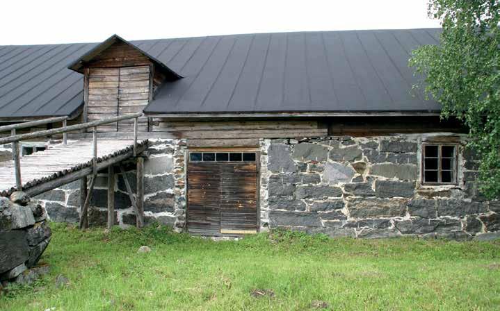Ristiinan Pien-Toijolan talonpoikaismuseossa on harvinainen mahdollisuus tutustua jokseenkin täydellisesti säilyneeseen 1800-luvun maatilaan lukuisine rakennuksineen, joista komeimpana ehkäpä tämä