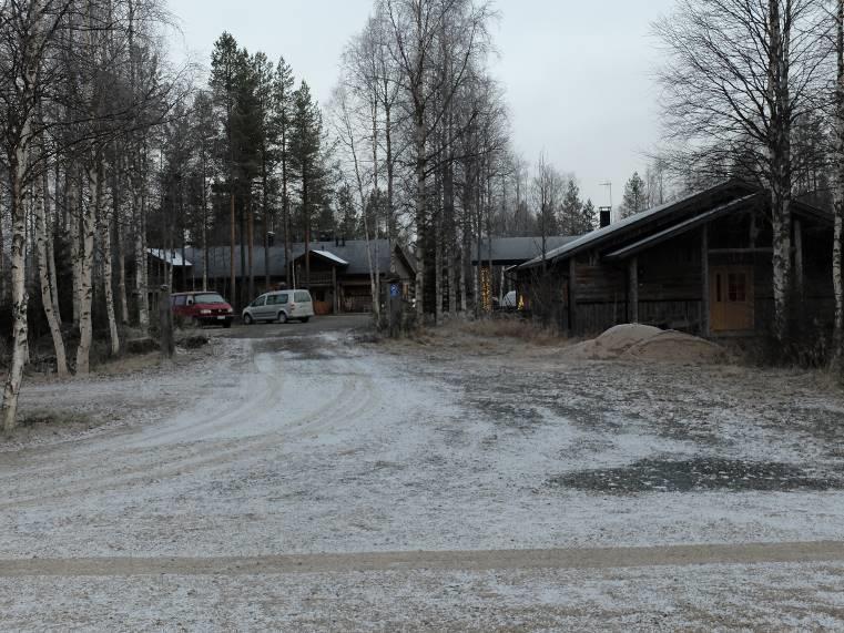 YLI-HEIKINJÄRVEN RANTA-ASEMAKAAVA 29 ************************** Kuva 26 Ravintola- ja majoitusrakennuksia eri puolilta 73 Maankäyttö- ja rakennuslain 73 :ssä on esitetty loma-asutusta koskevan