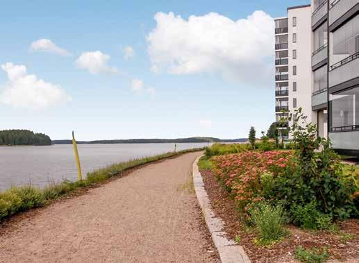 Jokaisen kodin etuna on iso parveke, joka tuo elämiseen mukavasti lisätilaa aikaisesta keväästä myöhäiseen syksyyn.