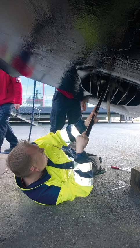 Huoltoja maan ja meren väliltä Teksti: Kati Kalkamo www.portofturku.fi Meripelastusyhdistyksen alusten ylläpitoon liittyy paljon erilaisia töitä huoltojen muodossa.