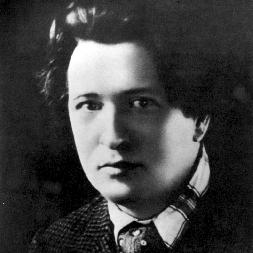 Aleksandr Glazunov hörde till en generation unga ryska tonsättare som under sin uppväxt fick uppleva De Fem (Balakirev, Mussorgskij, Borodin, Cui och Rimskij-Korsakov) klättra upp på barrikaderna för