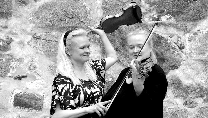Konstnärliga ledare - Taiteelliset johtajat: Katinka Korkeala & Sonja Korkeala Kimitoöns musikfestspel går nu av stapeln för sjuttonde gången i ordningen och varje år för med sig nya upplevelser för