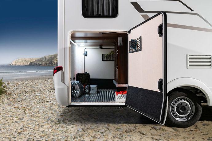 Talliluukku Garagentraglast HYMER ML-T -mallin tallissa on vakiona sekä kuljettajan että myös apukuljettajan puolella suuri talliluukku.