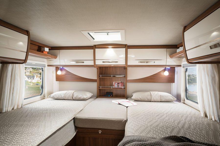 HYMER Tramp SL - Nukkumistila Täydellinen lepopaikka väsyneille matkaajille.