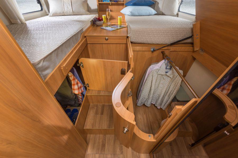 Nukkumistilan vaatekaapit Erillisvuoteiden alla oleviin vaatekaappeihin pääsee HYMER Tramp
