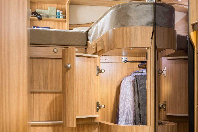 Vaatekaapin luukku Portaiden säilytystila HYMER Tramp SL:n