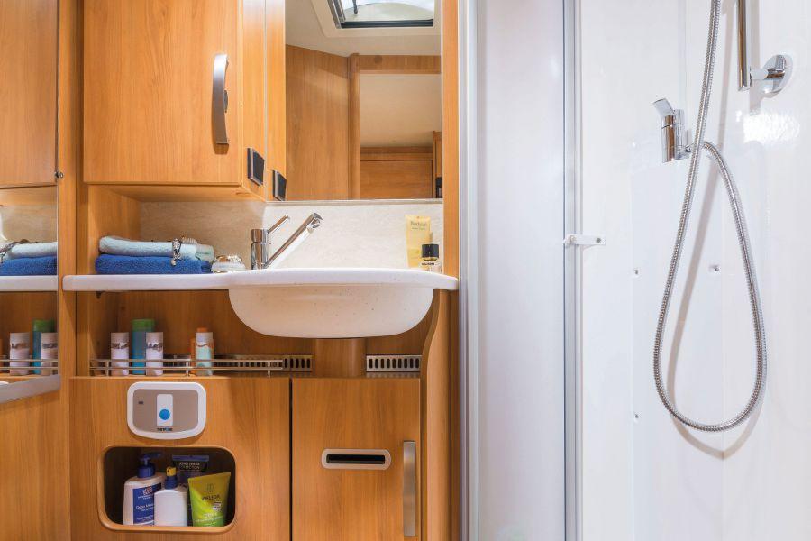 HYMER Tramp SL - Pesutila Paljon säilytystilaa ja tyylistä tinkimättä.