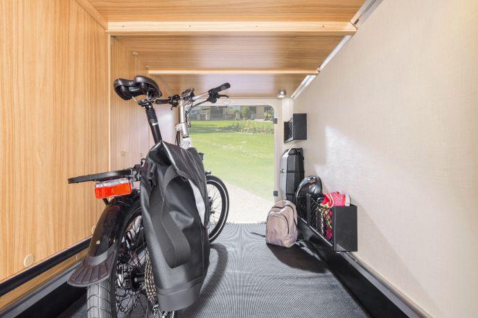 Takatalli Tallin suuri kantavuus HYMER Tramp SL 588 -mallin takatallin sisämitat ovat 90 x 114 cm (L x K) ja siten sinne on