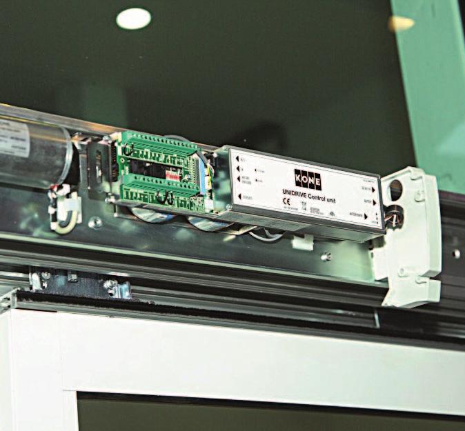 The KONE UniDrive Compact on tilatehokas ratkaisu kevyille liukuoville.