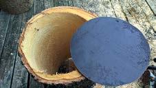 Pöntön puuhun ripustamista varten voi kairata pöntön takaseinän suuntaisesti reiän, jonka