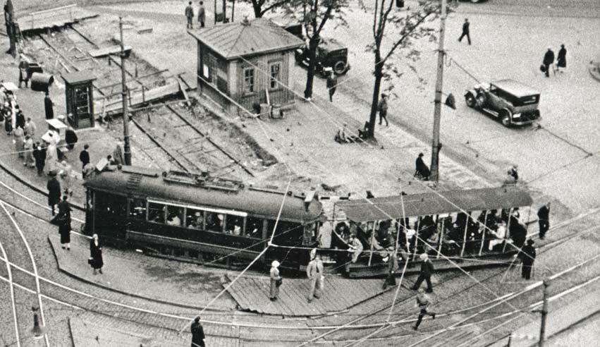 1935, kokoelma Jorma Rauhala. 12.12.1952 poistaa Helsingin vilkastuneeseen liikenteeseen sopimattomina. Linjaliikenteen päättyminen Yksi vaunu, HKL 560, päätettiin säilyttää liikennelaitoksella.