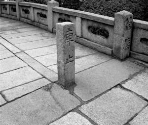 Minoltan historiaa Japanissa sijaistsevan Sakain tehtaan keskellä on Okinan silta.