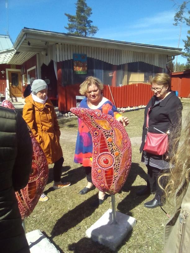 Tässä yhteisötaideprojektissa olivat mukana Tule Sellaisena Kuin Olet ryhmäläiset, kahden eri koulun oppilaat ja