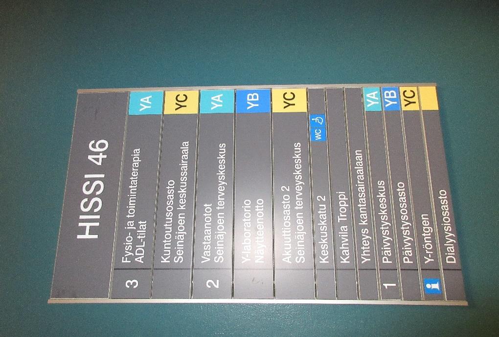 24 / 30 Kuvissa geropsykiatrian osaston ulkopuolelta hissin opastus ja hissiaulan avoin näkymä alakerroksiin. Oikeusasiamies viittaa kohdassa 4.