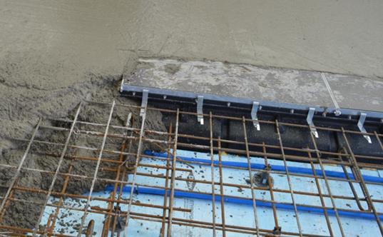 Ennen betonivalua tulee ritiläkansien olla paikallaan, jotta betonimassan paine ei purista kehystä kasaan. Ritiläkannet tulee suojata esim.