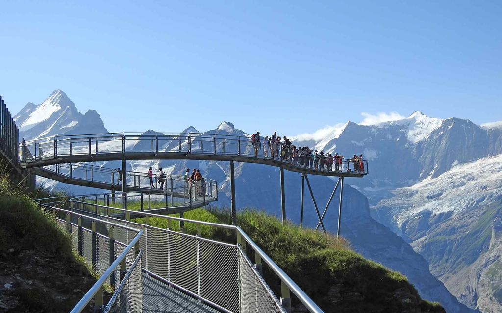 Vaativuus: 2/5 haasteellinen Lähes kolme kilometriä Grindelwaldin kylän yläpuolelle nousevat vuoret Öykkäri (Eiger 3970 m), Munkki (Mönch 4107 m) ja Neitsyt (Jungfrau 4158 m), ovat maisemassa kuin