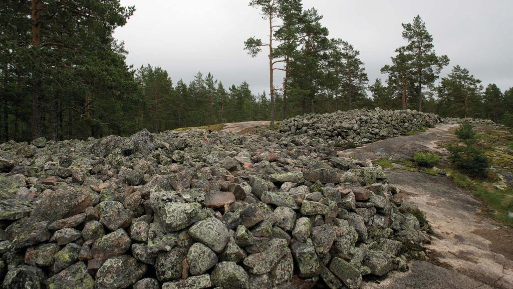 SAMMALLAHDENMÄKI SAMMALLAHDEN- MÄKI Sammallahdenmäen muinaismuistoalue Raumalla, entisessä Lapin kunnassa, liitettiin maailmanperintöluetteloon vuonna 1999.
