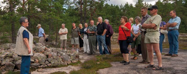 Sammallahdenmäki kertoo pronssikaudella ja varhaisella rautakaudella (1500 ekr. 50eKr.) eläneen yhteisön elämästä Länsi-Suomessa. Alue kuvaa menneisyyden ihmisten uskomuksia ja hautaustapoja.