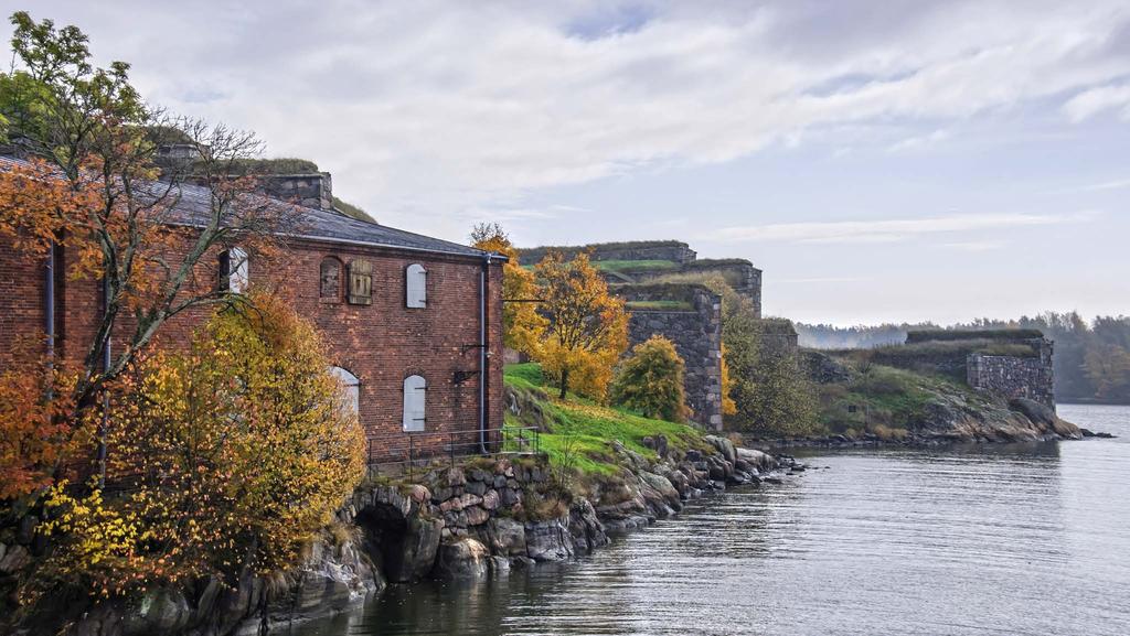 SUOMENLINNA SUOMENLINNA Helsingin edustalla sijaitsevan Suomenlinnan linnoituksen rakennustyöt aloitettiin vuonna 1748. Suomenlinna lisättiin maailmanperintöluetteloon vuonna 1991.