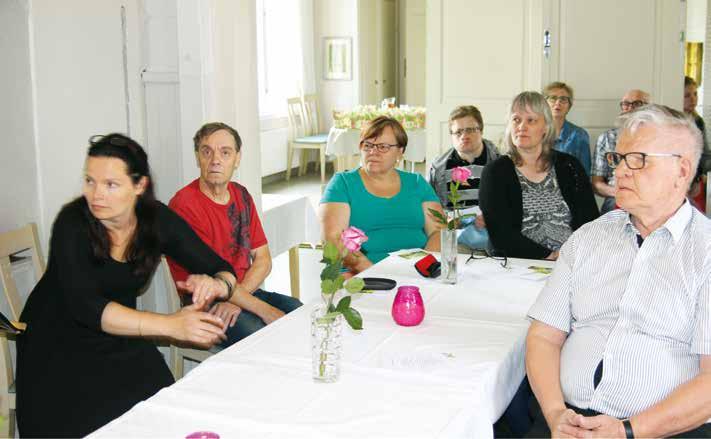 tutki materiaaleja ja antoi palautetta niistä. Eijan tapaaminen työn alkuvaiheessa oli innostavaa ja toi uutta ajateltavaa, sillä hän korosti esimerkiksi kontrastin merkitystä ja kolmiulotteisuutta.