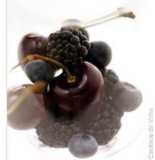 Sen rypäleet kypsyvät aikaisin, ja viinin väri on melko vaatimaton. Aromit viittaavat karhunvatukkaan, mustikkaan ja kirsikkaan.
