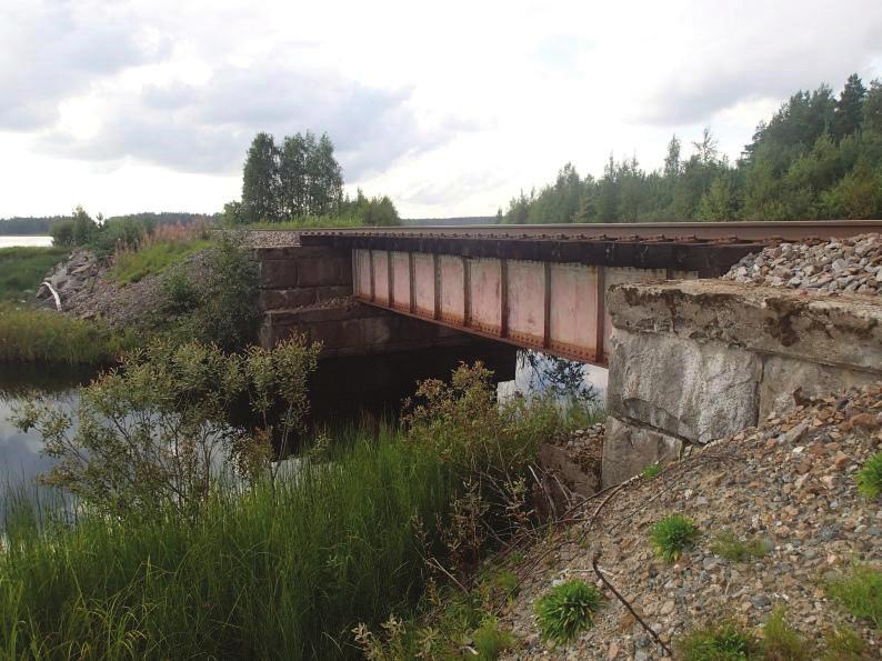 Rautatiesilloissa on käytetty siltatyyppiä, jossa pääpalkit ovat sillan molemmilla reunoilla ja raiteet sijaitsevat pääpalkkien keskilinjan tasossa tai sen alapuolella.