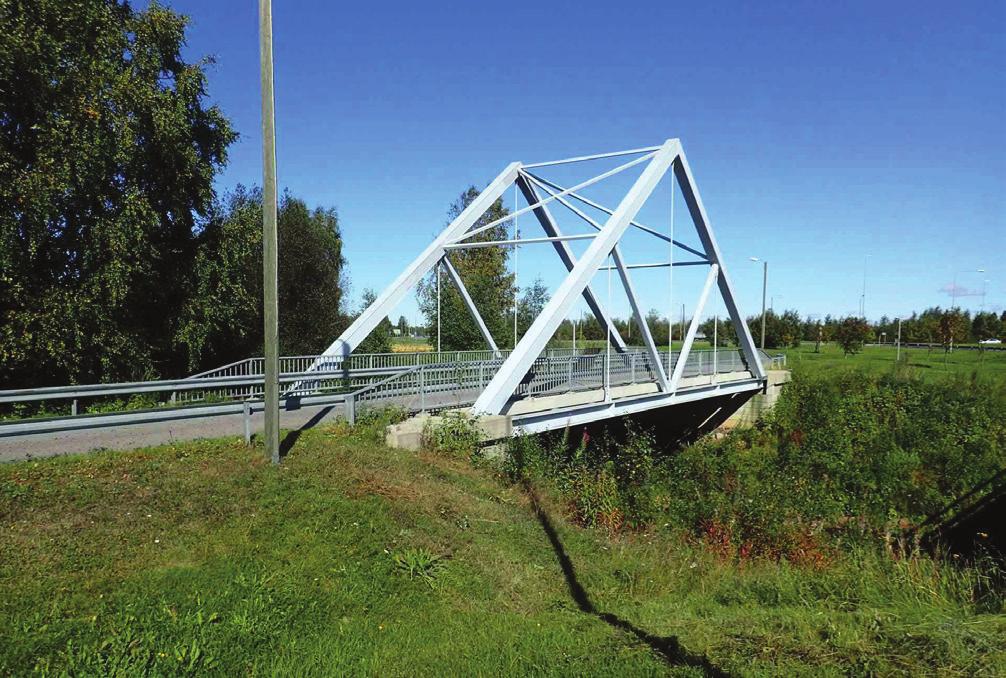 Tukimuurien peruslaattojen välissä on yleensä teräsbetonirakenteiset poikkitukipalkit.