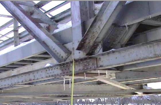 Päädymmäiset diagonaalisauvat ovat tehty samantyyppisillä niitatuilla profiileilla kuin yläpaarteet eli teräslevyn molemmille puolille on niitattu L-profiilit ylälaipoiksi ja sauvan profiili on