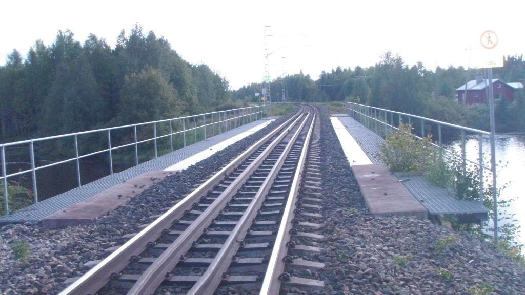 SILKO 1.302 RAKENTEELLISET KORJAUKSET YLEISOHJE 29 Kiskojen suoraa kiinnitystä pituussuuntaisiin sekundääripalkkeihin on käytetty mm. Paimiojoen ratasillassa.
