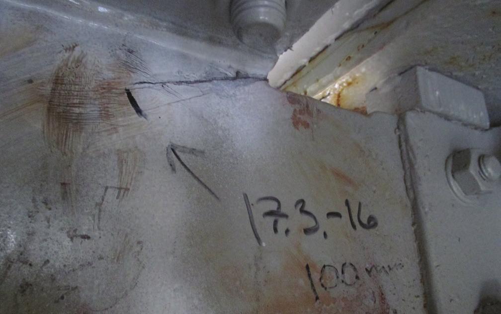 Pääpalkin ylälaippaan hitsatun kiinnityslevyn saumakohdassa oleva särö kuvattuna magneettijauhetarkastuksen jälkeen. 3.
