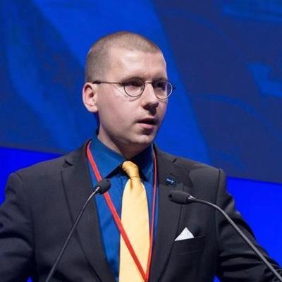 Mies Suomen kansalainen Marttyyri BB-julkkis Ystävä Kristitty Poika Puoluejohtaja Seksuaalivähemmistön edustaja 23 Postmoderni minäkäsitys