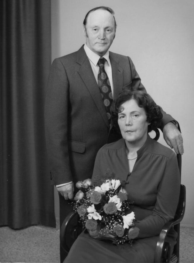 Pentti ja Ester Saari Seitsemän vuotta Martta Ruotsalaisen kuoleman jälkeen Aleksanteri Kalmi meni naimisiin Orivedellä syntyneen Elsa Niemisen kanssa.