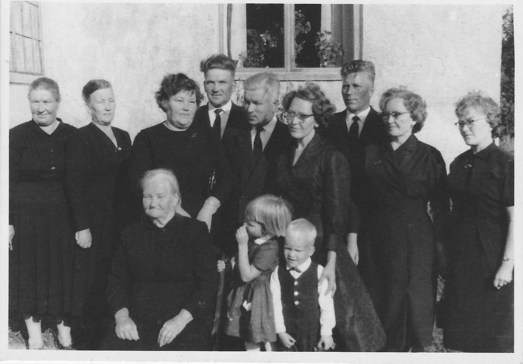 Eturivissä Hilma Kalmi ja lastenlapset Eeva-Liisa ja Markku Meskanen vuonna 1963.