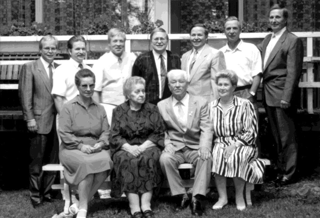 Eturivissä Ritva Kortelainen, Helmi ja Jalmari Kalmi sekä Raija Rauhanen. Takarivissä veljekset Pekka, Heikki, Jouko, Eino, Pentti, Jalmar ja Reijo Kalmi. Reijolla oli kolme lasta, Hely, Oili ja Mika.
