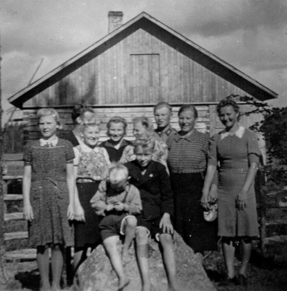 Toiselle evakkomatkalle Tuomas ei enää joutunut lähtemään, sillä hän kuoli helmikuussa 1944.