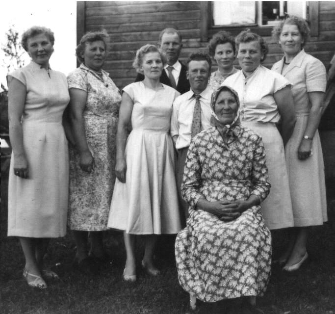 Evakkomatkan ensimmäinen sijoituspaikka oli Turun läänin Koskella. Toukokuussa 1945 perhe muutti sieltä Kärkölän Vähä-Sattialaan Aino ja Väinö Ahosen omistamalle Aholan tilalle.