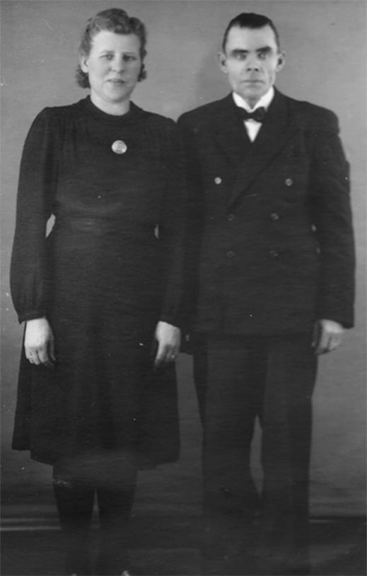 Tuomas Kutilainen sairastui sodan aikana syöpään ja kuoli kesäkuussa 1943, joten Lempi jäi pienten poikiensa kanssa tilalle, jonka rakennuksetkin olivat vielä osittain rakentamatta.