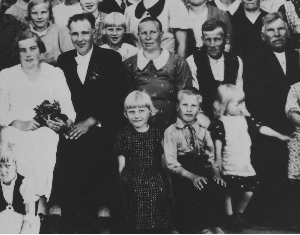 Esa ja Lyyli Kalmin perhe Toiseksi vanhin Tuomaan lapsista oli Esa. Hän oli naimisissa Kivilahden Lyylin kanssa. Heillä oli kuusi lasta, Jouko, Esko, Risto, Jorma, Ilkka ja Riitta.