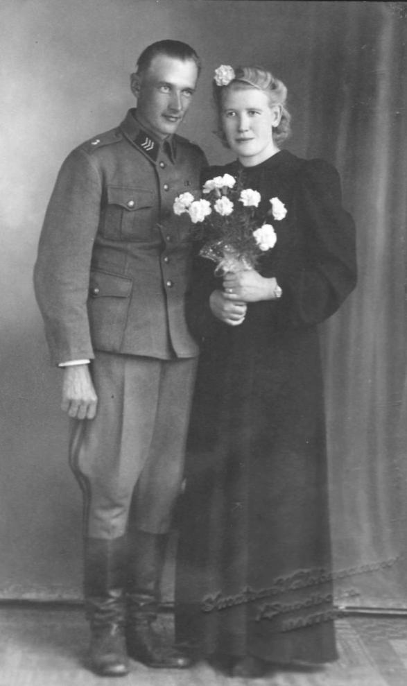 Lilja ja Veli Ikävalkon perhe Kolmanneksi vanhin Tuomaan lapsista oli Lilja. Hän oli käynyt karjanhoitokoulun ja suorittanut tarkastuskarjakkokurssin. Sodan aikana hän toimi puhelinvälittäjänä.