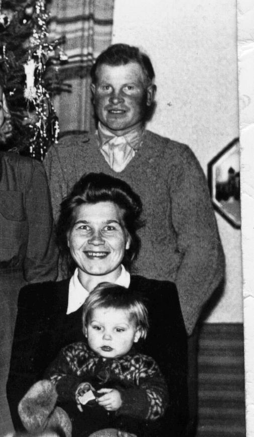 Mauno ja Elsa Kalmin perhe Vuonna 1919 Äyräpään Kaukilassa syntynyt Mauno kävi nelivuotisen kiertokoulun ja lähti metsätöihin isänsä avuksi jo 12-vuotiaana.