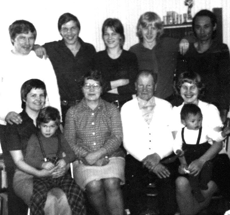 Mauno Kalmin perhe vuonna 1975. Ylärivissä Juhani, Tapani, Leena ja Petri Kalmi sekä Ryuji Ikeda. Alarivissä Helena, Panu, Elsa ja Mauno Kalmi sekä Marja-Kaarina ja Anna Ikeda.