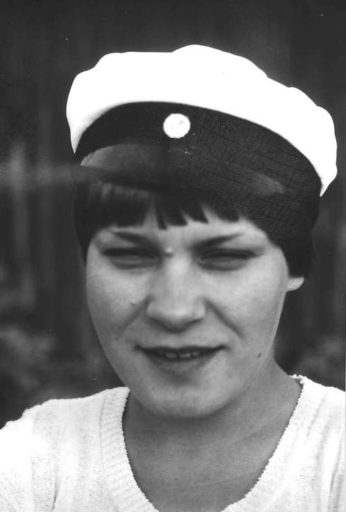 Ryuji työskentelee helsinkiläisessä autoalalla toimivassa Aro-yhtymässä. Marja-Kaarina on työskennellyt Lohjalla perhepäivähoitajana ja kaupan kassana.