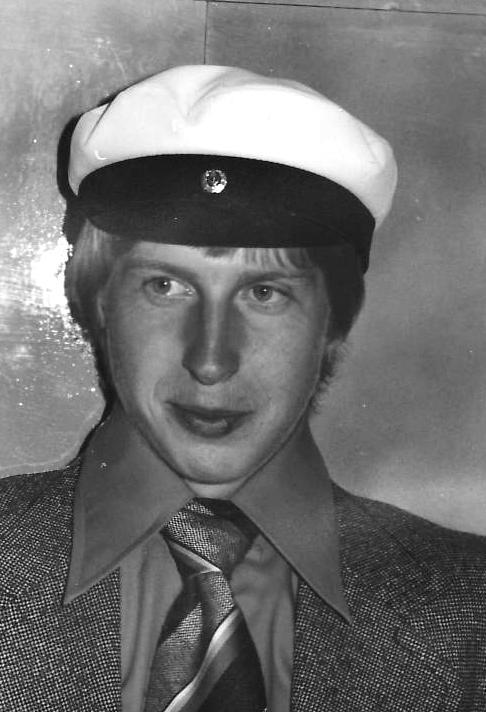 Merimiehenä 70-luvulla maailman meriä kiertänyt Pekka Saarinen oli 80-luvulla töissä muovitehtaalla ja jatkaa edelleenkin samalla alalla Wihurin omistamassa lahtelaisessa muovialan tehtaassa.
