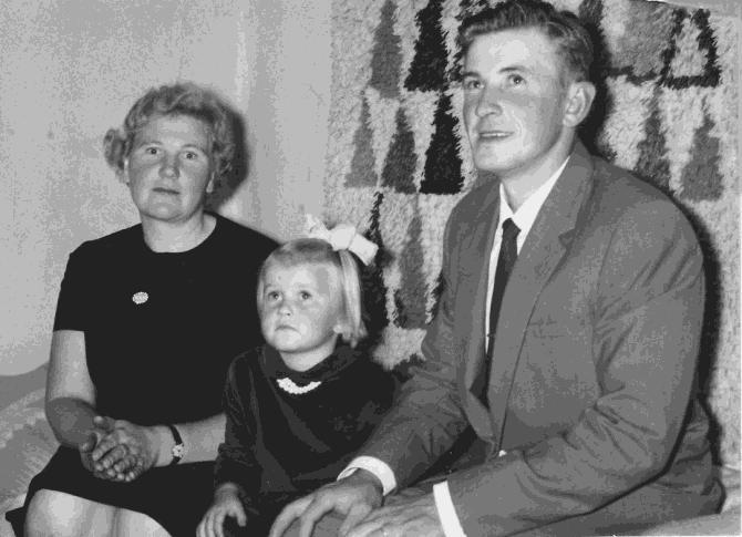 Kirsti ja Erkki Syrjän perhe Nuorin lapsista, vuonna 1930 syntynyt Kirsti asui äitinsä ja veljensä Matin kanssa sota-ajan jälkeen Tallinmäen talossa Hämeenkosken Pätilän kylässä.