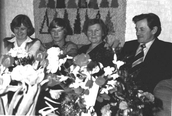 Kirsti, Marita ja Erkki Syrjä Nikulan talo on maataloustila, jossa karjanhoito on keskeinen asia. Lapset oppivat jo pieninä maatalon töihin.