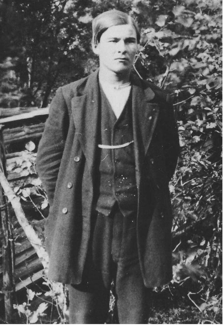 Hänen isänsä Juhana Jaakonpoika Kalmi oli kuollut heinäkuussa 1939.