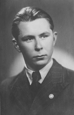 Leevi Kalmi syntyi vuonna 1918 Viipurissa, mutta asui Heinjoella talvisotaan asti. Hän oli käynyt keskikoulun ja oli sotilasarvoltaan yliluutnantti.