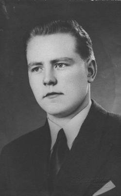 Jukka oli ammatiltaan sotilas, sotilasarvoltaan luutnantti. Hän asui perheineen lähellä palveluspaikkaansa.